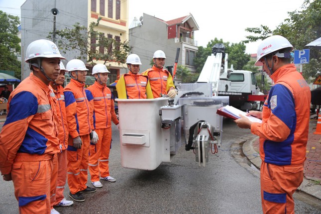 EVNNPC chính thức triển khai sửa chữa điện Hotline trên lưới 22kV ảnh 1