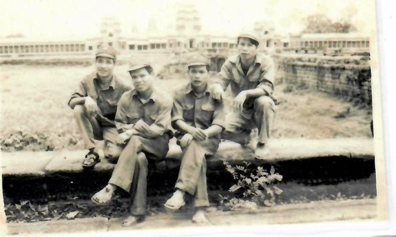 Máu và hoa trên đất nước Chùa tháp ảnh 1