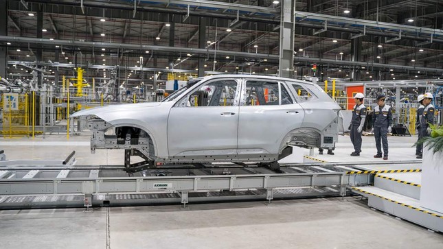 Vinfast hoàn thành sản xuất than vỏ xe Lux Suv đầu tiên ảnh 2