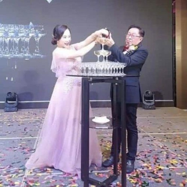 Nữ ca sĩ 9X Malaysia nghẹn ngào trong ngày cưới đại gia 71 tuổi ảnh 1