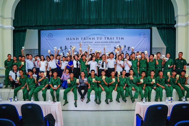 Sách quý đến với cán bộ, chiến sĩ, thanh niên và học sinh huyện Côn Đảo ảnh 1