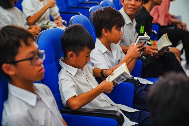 Sách quý đến với cán bộ, chiến sĩ, thanh niên và học sinh huyện Côn Đảo ảnh 2