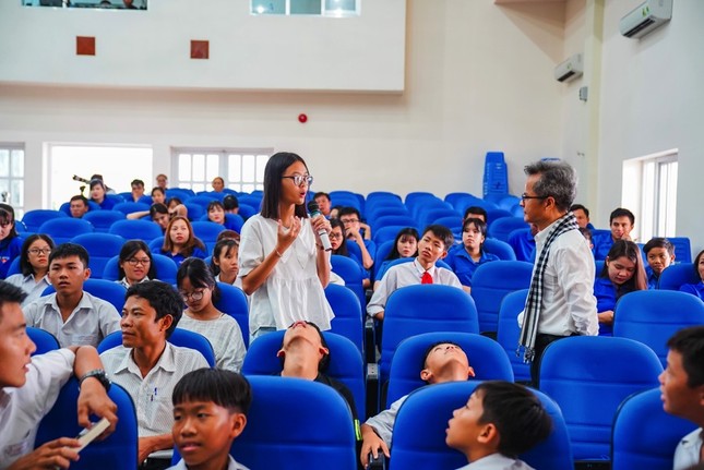 Sách quý đến với cán bộ, chiến sĩ, thanh niên và học sinh huyện Côn Đảo ảnh 3