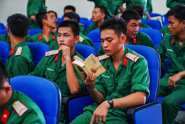 Sách quý đến với cán bộ, chiến sĩ, thanh niên và học sinh huyện Côn Đảo ảnh 4