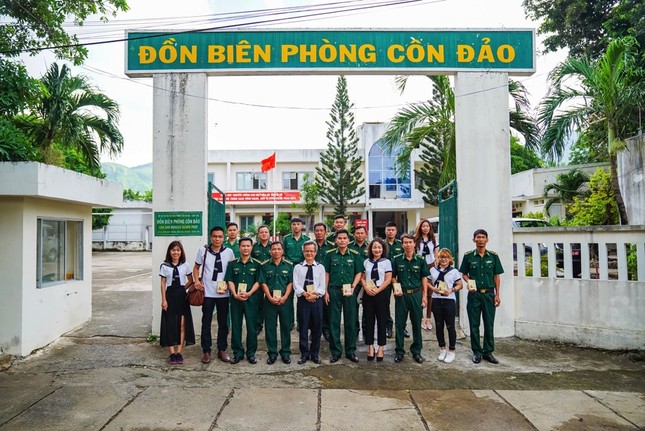 Sách quý đến với cán bộ, chiến sĩ, thanh niên và học sinh huyện Côn Đảo ảnh 5
