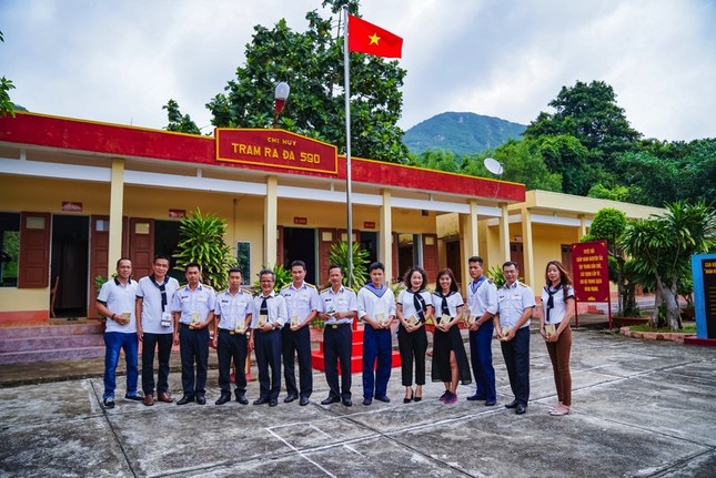 Sách quý đến với cán bộ, chiến sĩ, thanh niên và học sinh huyện Côn Đảo ảnh 6
