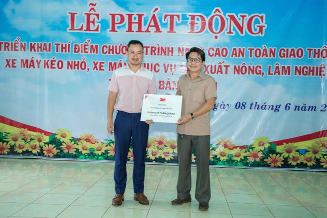 Trang bị bộ phản quang cho 600 phương tiện giao thông tại Tây Nguyên ảnh 2