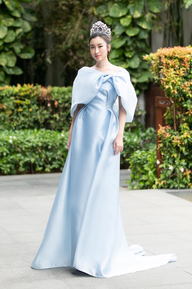 Hoa hậu Đỗ Mỹ Linh và Tiểu Vy đọ sắc tại họp báo Chung kết Miss World Vietnam ảnh 2