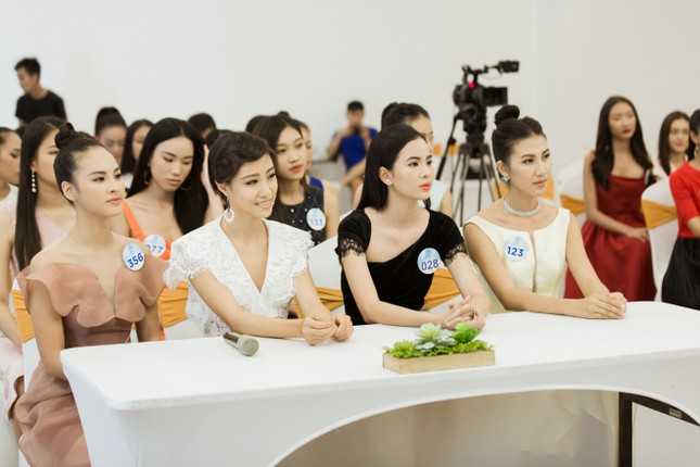 Trước đêm Chung kết, thí sinh Miss World Vietnam 2019 nhận được điều bất ngờ ảnh 1
