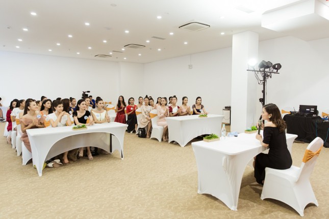 Trước đêm Chung kết, thí sinh Miss World Vietnam 2019 nhận được điều bất ngờ ảnh 2