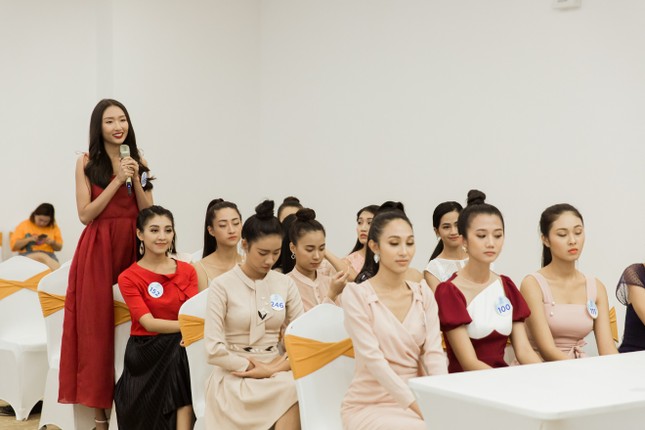 Trước đêm Chung kết, thí sinh Miss World Vietnam 2019 nhận được điều bất ngờ ảnh 3