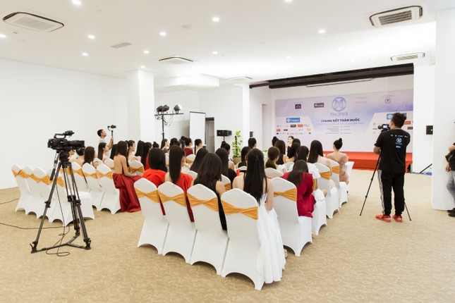 Trước đêm Chung kết, thí sinh Miss World Vietnam 2019 nhận được điều bất ngờ ảnh 6