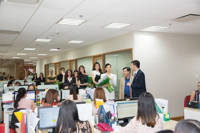 Sau đăng quang - Top 3 Miss World Vietnam bận rộn với lịch trình nhưng vẫn tươi ảnh 1