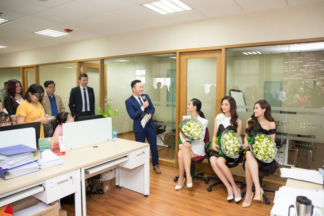 Sau đăng quang - Top 3 Miss World Vietnam bận rộn với lịch trình nhưng vẫn tươi ảnh 3