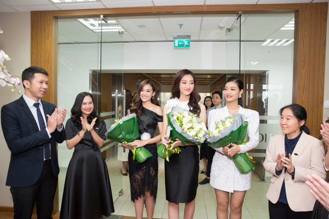 Sau đăng quang - Top 3 Miss World Vietnam bận rộn với lịch trình nhưng vẫn tươi ảnh 4