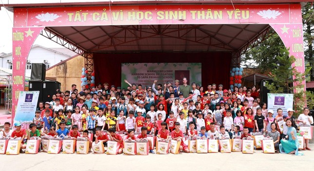 Nữ tỷ phú Việt và cuộc trò chuyện cùng đoàn học sinh trường hoàng gia thế giới ảnh 2