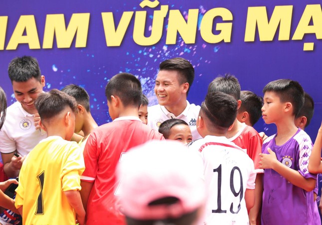 Lần đầu tiên có một chương trình xã hội quy tụ dàn sao của tuyển Việt Nam ảnh 1
