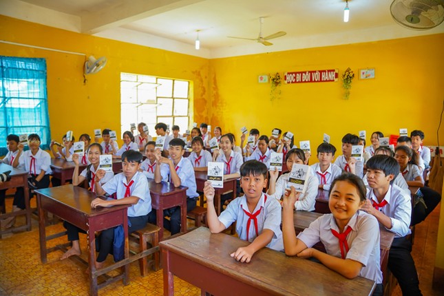 Sách quý đến với học sinh, thanh niên vùng sâu – vùng xa Bình Dương, Bình Phước ảnh 2
