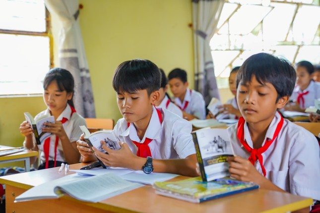 Sách quý đến với học sinh, thanh niên vùng sâu – vùng xa Bình Dương, Bình Phước ảnh 4