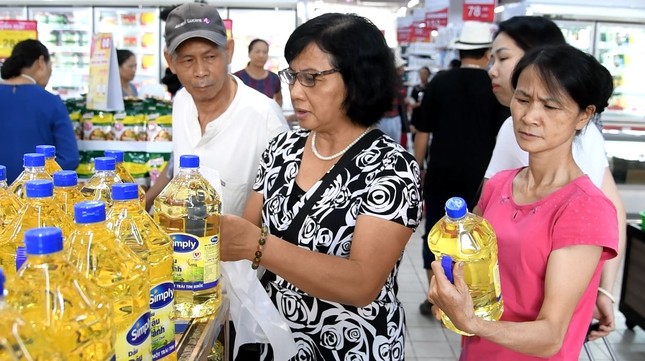 Khuyến mại khủng, khách un ùn đổ về các siêu thị Co.opmart tại Hà Nội ảnh 1