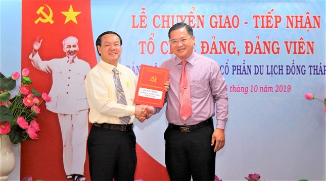 Lễ chuyển giao và tiếp nhận tổ chức Đảng và đảng viên của DongThap Tourist ảnh 1