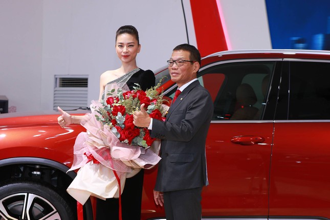 Bàn giao xe Lux SA2.0 giá 1,7 tỷ đồng cho đại sứ thương hiệu Ngô Thanh Vân ảnh 5