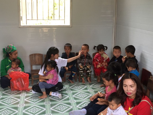 Thầy trò THCS Cầu Giấy vượt 400 cây số đem yêu thương cho học sinh Hà Giang ảnh 4