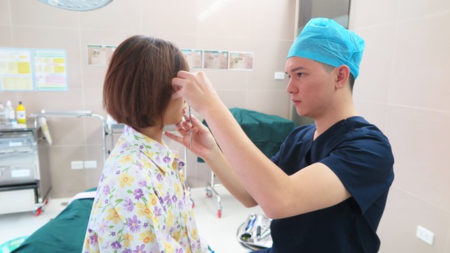 Bác sĩ thẩm mỹ gần một thập kỉ năm miệt mài tái sinh vẻ đẹp Việt ảnh 2