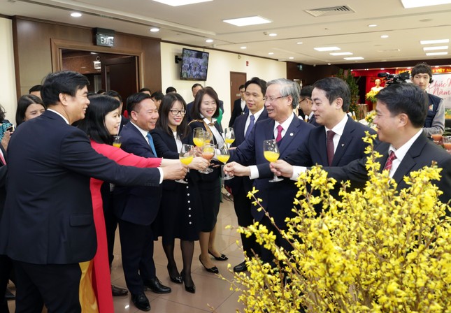 Ông Trần Quốc Vượng thăm và chúc Tết tại Vietcombank ảnh 6