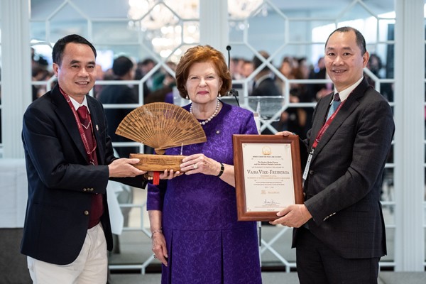 Thưởng Trầm Hương, cảm thơ Kiều - những tượng đài văn hoá VN chinh phục thế giới ảnh 1