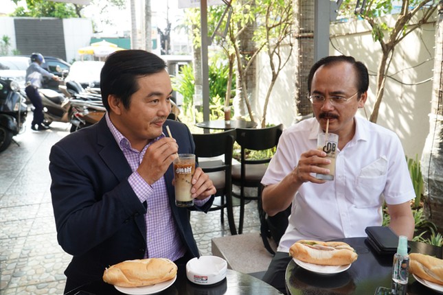 Mua cà phê, tặng bánh mì thịt, chương trình hấp dẫn của chuỗi cà phê Ông Bầu ảnh 1