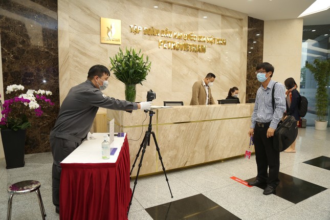 Người lao động Dầu khí 'Thắt lưng, buộc bụng' vượt qua giai đoạn khó khăn nhất dịch bệnh ảnh 2