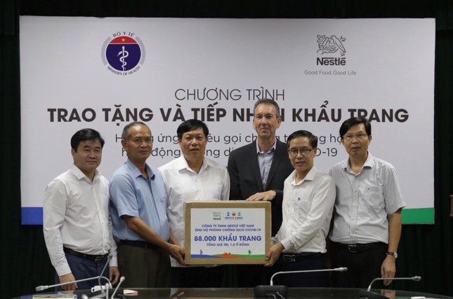 Nestlé Việt Nam ủng hộ Bộ Y tế 88.000 khẩu trang ảnh 1