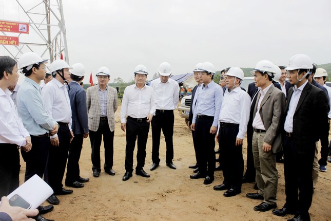 Đường dây 500kV mạch 3: Phấn đấu hoàn thành chào mừng Đại hội Đảng toàn quốc ảnh 1