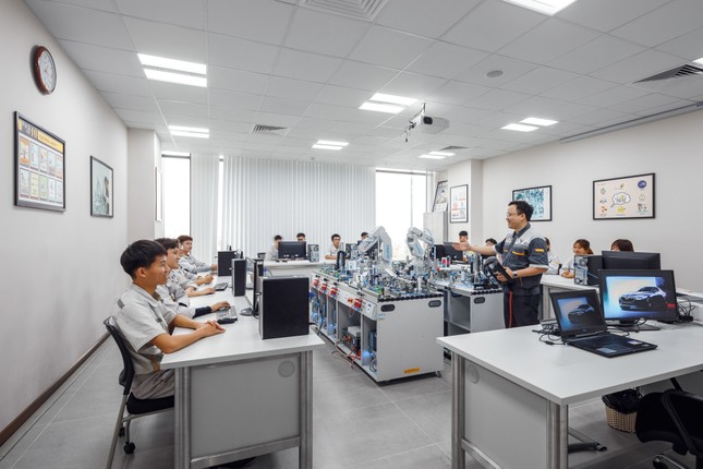 Vinfast hợp tác đào tạo cao đẳng chuyên ngành cơ điện tử và kỹ thuật ô tô ảnh 1
