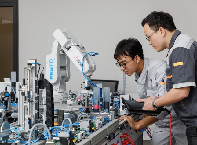 Vinfast hợp tác đào tạo cao đẳng chuyên ngành cơ điện tử và kỹ thuật ô tô ảnh 2