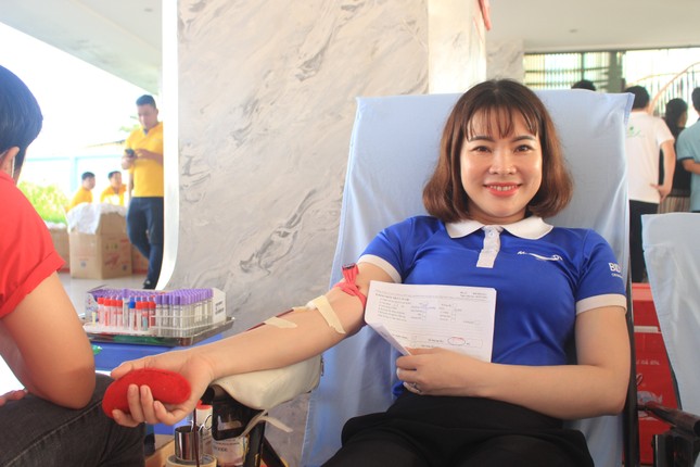 Đông đảo công nhân viên trao giọt máu hồng tại ngày hội ‘giọt máu nghĩa tình’ ảnh 3