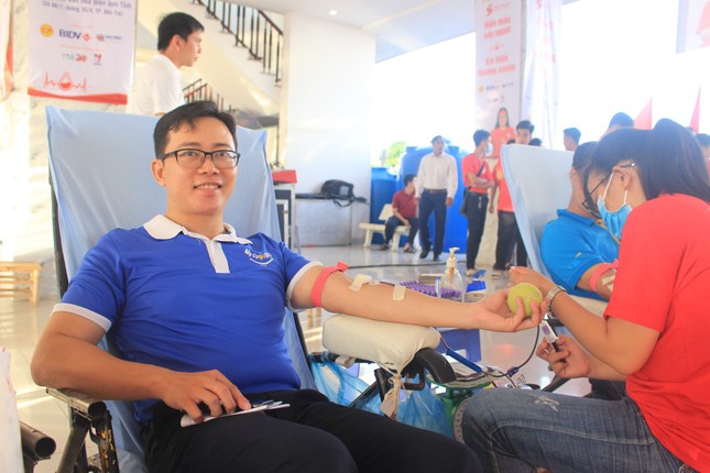 Đông đảo công nhân viên trao giọt máu hồng tại ngày hội ‘giọt máu nghĩa tình’ ảnh 4