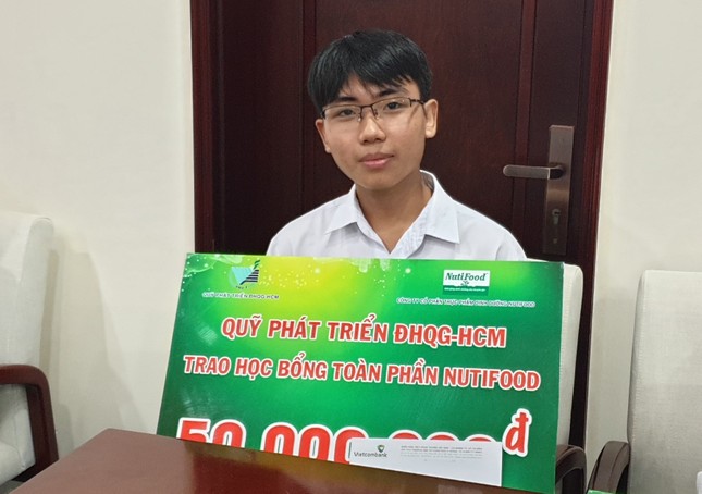 Nutifood trao học bổng toàn phần cho sinh viên đại học quốc gia TP.HCM ảnh 1