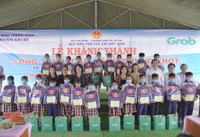 Grab và Quỹ Bảo trợ trẻ em Việt Nam khánh thành công trình cầu kênh Phụng Thớt ảnh 2