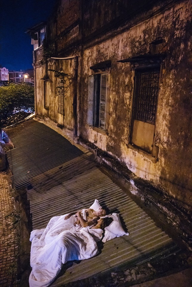 Vụ ảnh cưới ‘chăn gối’ ở nơi biểu tượng văn hoá: Khi phố đi bộ thành phố nằm ảnh 3