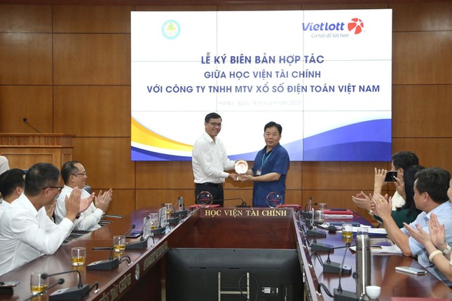Vietlott trao học bổng trong vòng 5 năm đến các sinh viên của Học Viện Tài Chính ảnh 1