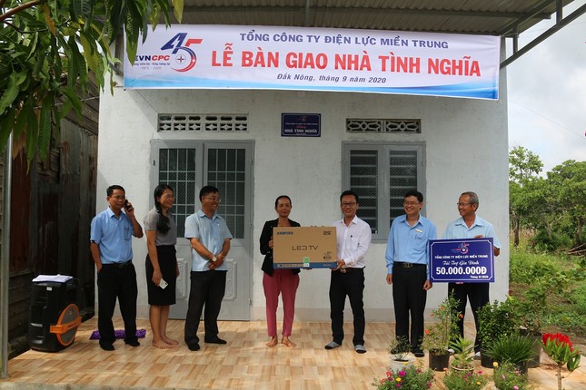 Công ty Điện lực Đắk Nông tặng nhà tình nghĩa cho các hộ nghèo ảnh 1
