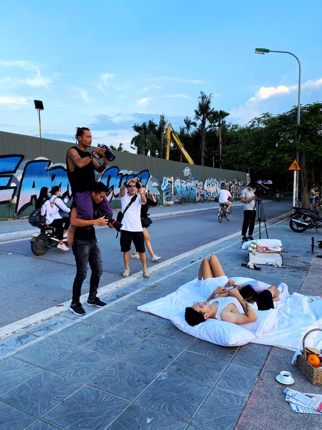 Vụ ảnh cưới ‘chăn gối’ ở nơi biểu tượng văn hoá: Khi phố đi bộ thành phố nằm ảnh 1