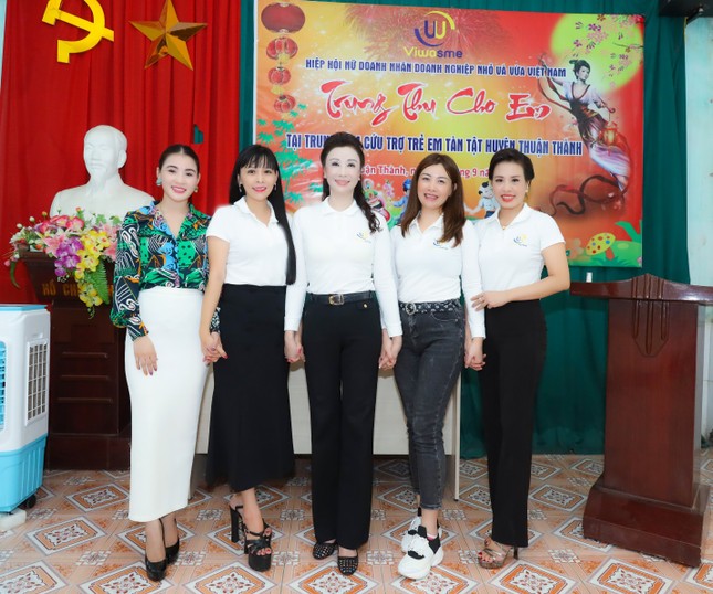 Hiệp hội nữ doanh nhân doanh nghiệp nhỏ & vừa tổ chức chương trình Trung thu cho em ảnh 1