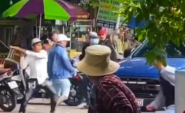 Lao ô tô vào giải cứu bạn bị côn đồ đánh hội đồng, khống chế, ép ghi nợ gần nửa tỷ ảnh 1
