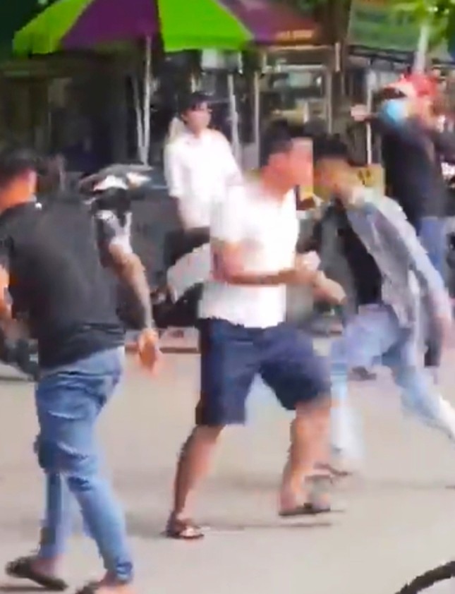 Lao ô tô vào giải cứu bạn bị côn đồ đánh hội đồng, khống chế, ép ghi nợ gần nửa tỷ ảnh 4