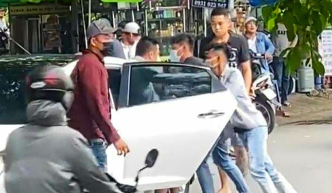 Lao ô tô vào giải cứu bạn bị côn đồ đánh hội đồng, khống chế, ép ghi nợ gần nửa tỷ ảnh 5