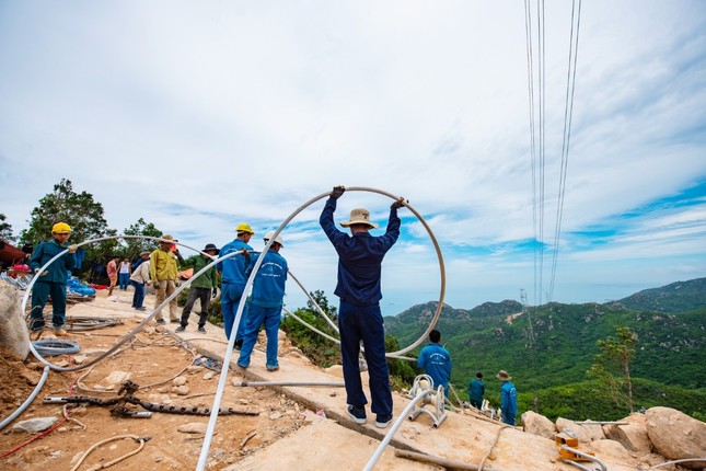 Trungnam Group thắp đèn kéo điện qua núi ảnh 1