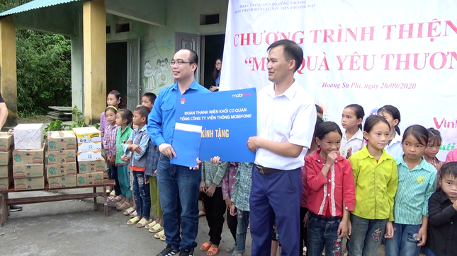 Tuổi trẻ MobiFone đóng góp 'Món quà yêu thương' tới học sinh địa đầu Tổ quốc ảnh 1